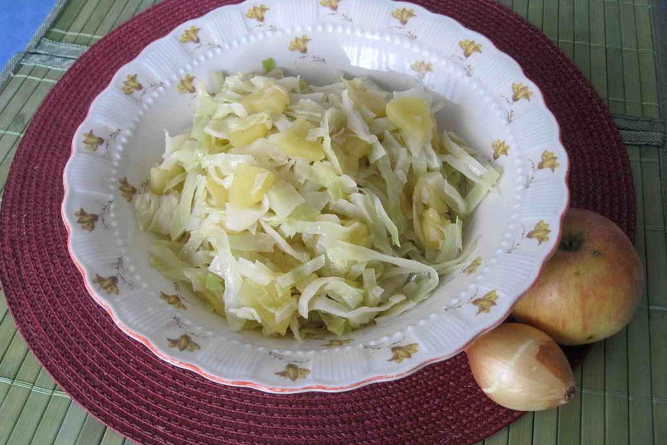 Krautsalat mit roten Zwiebeln und Äpfeln