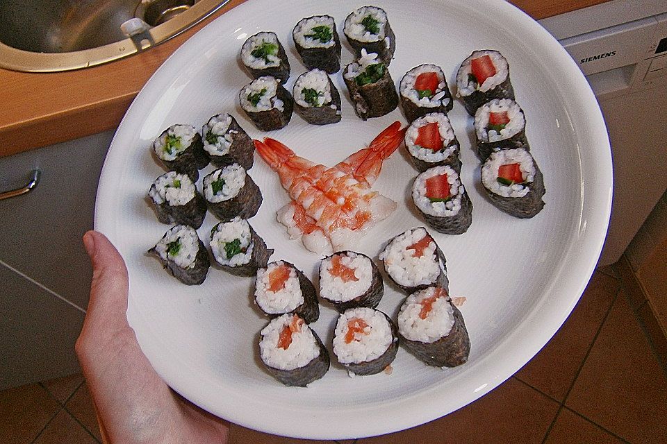 Sushi mit Tomate und Mozzarella