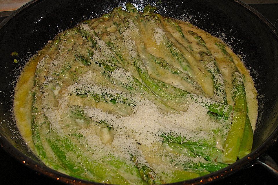 Grüner Spargel mit Parmesan
