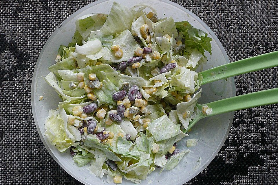 Frischer Salat mit Kidney Bohnen, Mais, Salzgurken und Eisbergsalat