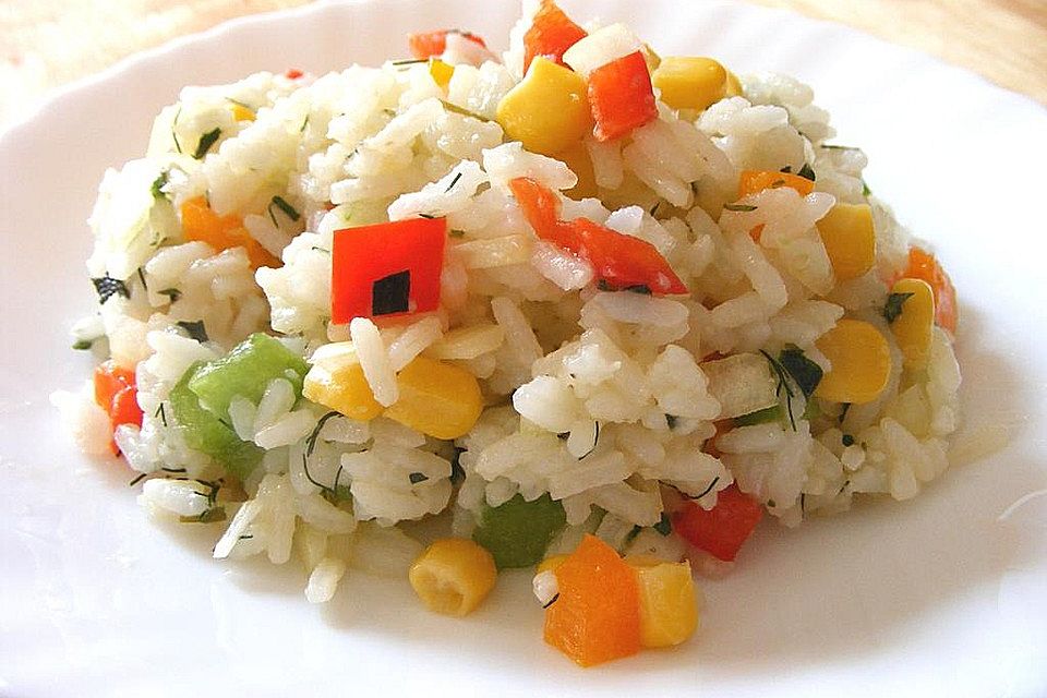 Reissalat mit frischen Käutern, Paprika und Mais
