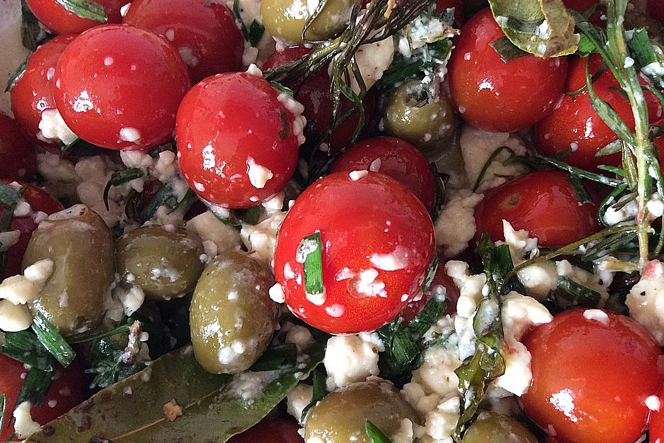 Gegrillte, marinierte Tomaten und Oliven mit Schafskäse