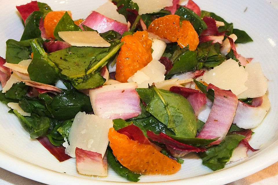 Chicorée-Spinat-Salat mit Clementinen