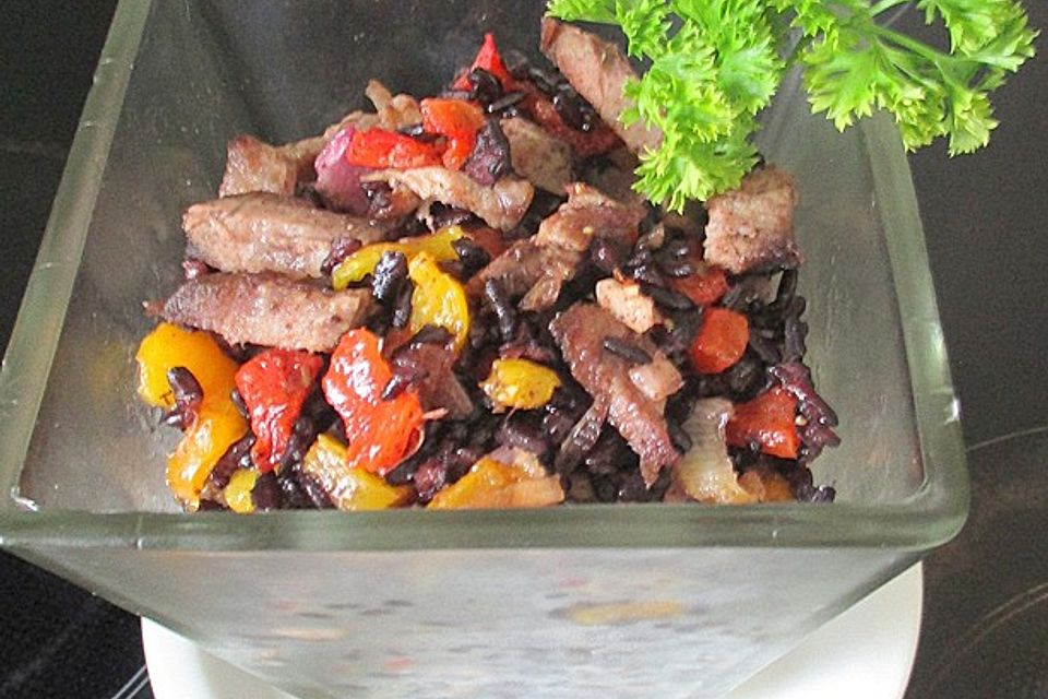Schwarzer Reis-Salat mit Rindfleisch und Paprika