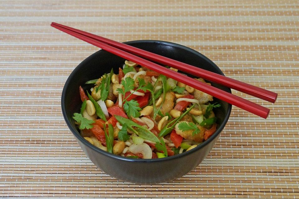 Asiatischer Mie-Nudelsalat mit Paprika, Hähnchenbrust und Erdnüssen