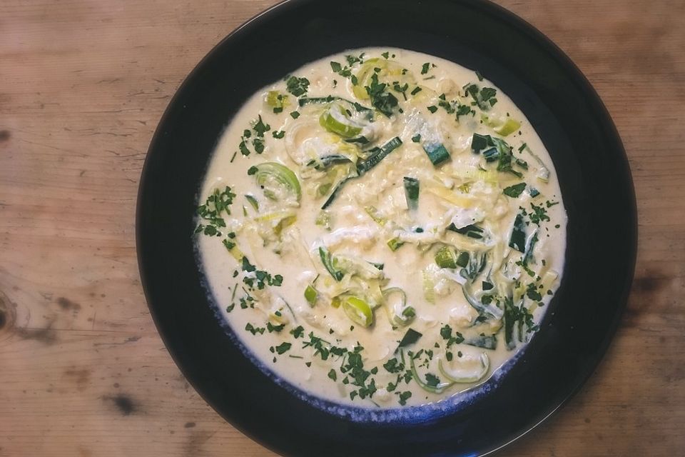 Low Carb vegetarische Käse-Lauch-Blumenkohl Suppe