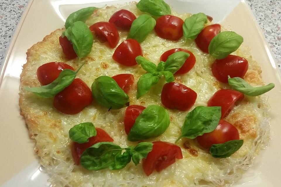 Low-carb Kelpspaghetti-Pizza mit Tomate und Mozzarella