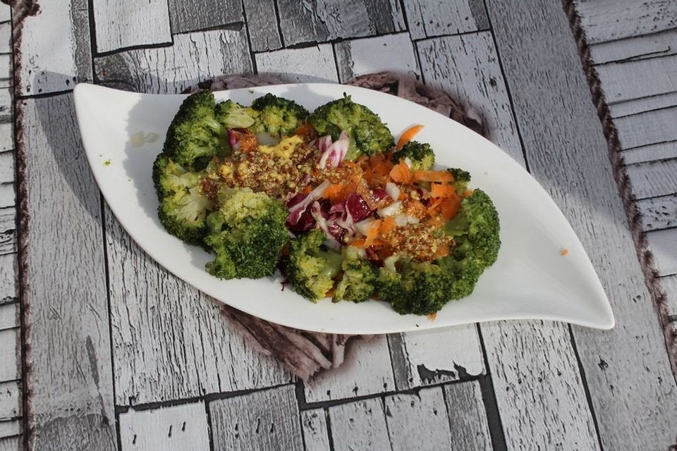 Radicchio-Salat mit Sprossen und Brokkoli