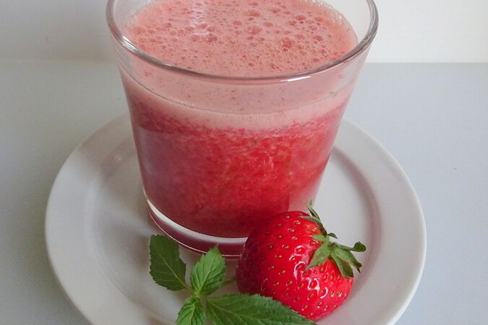 Sommerdrink mit Rote Bete-Saft und Erdbeeren