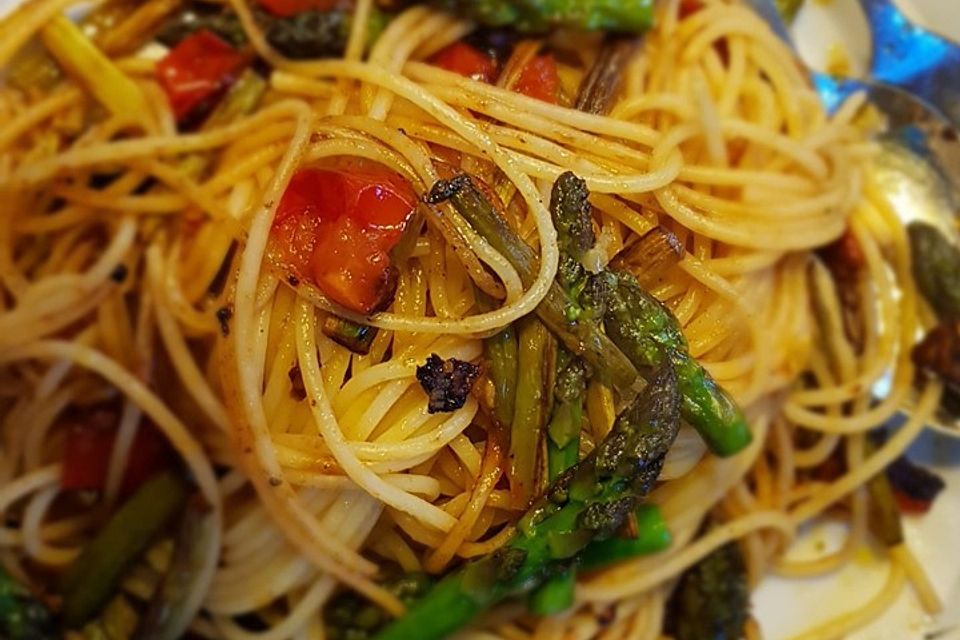 Grüner Spargel mit Tomaten und Spaghetti