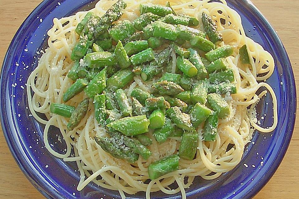 Grüner Spargel mit Spaghetti