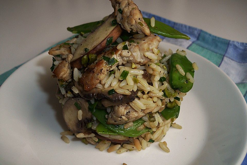 Reis - Salat mit Putenfleisch, Zuckerschoten und frischen Champignons